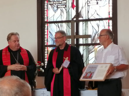 Übergabe des Geschenkes im Festgottesdienst